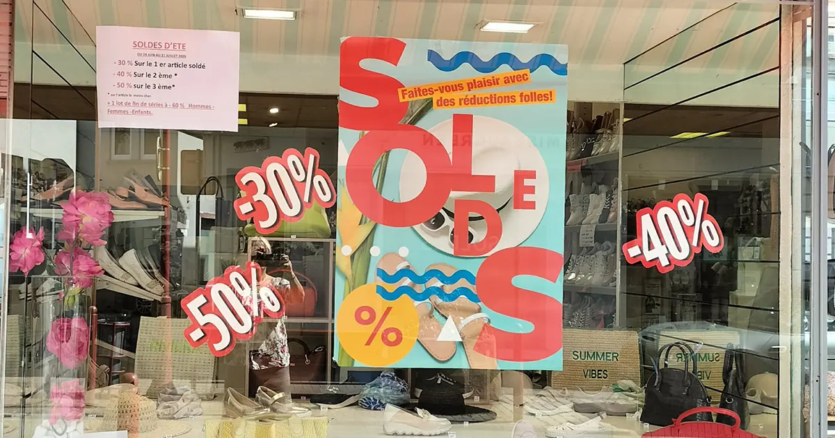 Vitrine des soldes d'été de Chaussures Lutz, 18 Grand'Rue à Munster